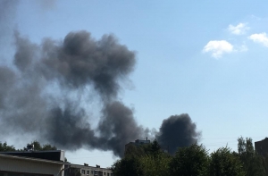 В Кенгарагсе открытым пламенем горят шины и дизель