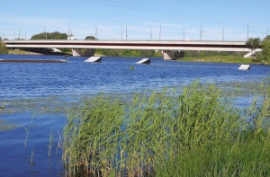Двое мужчин избили и обокрали отдыхающего у Даугавы