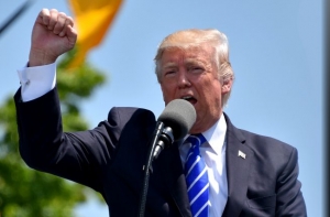 Несмотря на критику встречи с Путиным, рейтинг Трампа растет