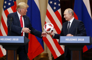 В подаренном Путиным Трампу мяче нашли чип
