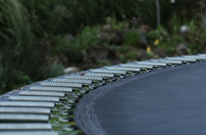 В Курземе женщина травмировала позвоночник, прыгая на батуте