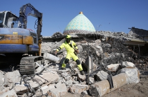 Число жертв землетрясения в Индонезии выросло до 319 человек