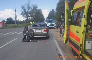 В Адажи подросток на мотоцикле врезался в стоящий автомобиль