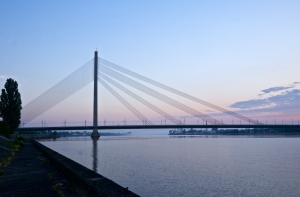 Twitter: стоя в пробках на Вантовом мосту, чувствуется, как он трясется