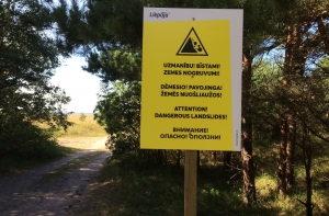 В Лиепае после гибели мальчика на пляже установили предупреждающие знаки