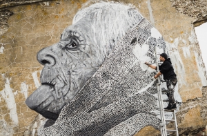 Уникальный рисунок: на фортах Лиепаи появился портрет женщины