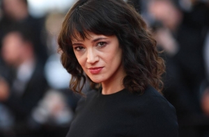 Обвинявшую Вайнштейна в домогательствах актрису заподозрили в совращении