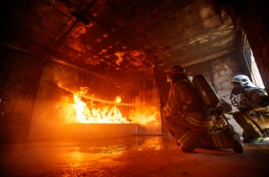 Пожарные спасли трех человек из горящей квартиры