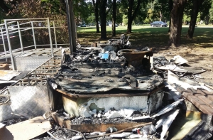 В Латвии вандалы сожгли биотуалеты