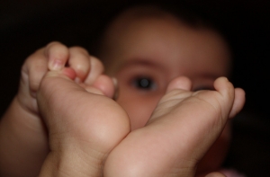 Ждите, когда лопнет кишка: хирурги отказались оперировать малыша из-за нехватки квот