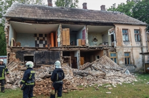 «Безалаберность ужасает»: у жилого дома обрушилась стена