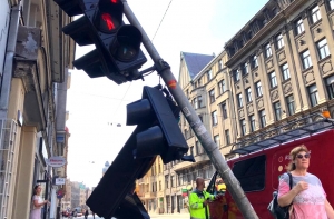 На улице Чака фура оборвала провода, снесла светофор и вывески