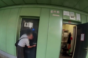 Пьяный охранник скейт-парка запер девочку в общественном туалете