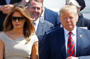 Пользователи обратили внимание на фейковые пожатия Меланьи и Трампа