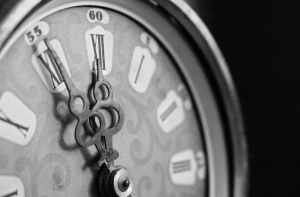 Еврокомиссия решила отказаться от перевода часов дважды в год