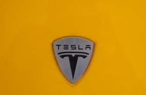 Маск вызвал панику на бирже объявлением о покупке Tesla
