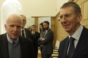 Посольство Латвии в США приспустит флаг в честь Маккейна