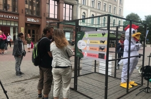 Почувствуй себя курицей: защитники животных провели акцию в Старой Риге