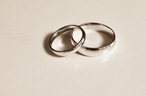 Нотариус: оба родителя имеют одинаковые права на внебрачного ребенка