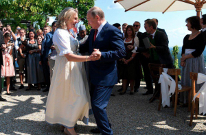 Путин станцевал с невестой на свадьбе главы МИД Австрии