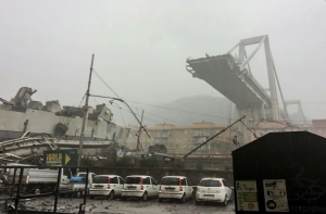 Не менее 11 человек погибли при обрушении моста в Италии