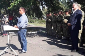 Главу МИД Украины высмеяли за грязные джинсы