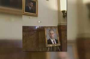 В США советницу законодателя Колорадо наказали за портрет Путина в Капитолии