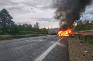 Трагическая авария на Лиепайском шоссе: водитель машины сгорел заживо