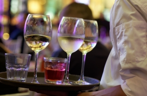 В Минэкономики прозвучала идея обложить налогом чаевые