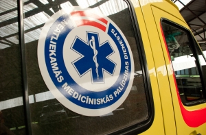 Пыталась попасть домой: пьяная женщина свалилась с дерева