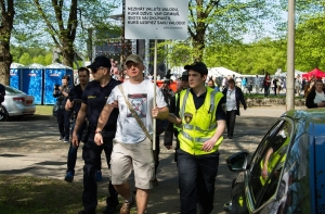 Задержанному 9 мая с плакатом о незнании госязыка грозит штраф