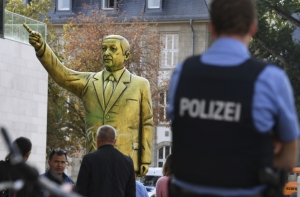 В Германии появилась четырехметровая статуя Эрдогана