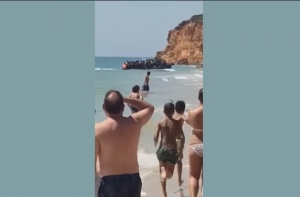 В Испании около 50 беженцев высадились на туристическом пляже