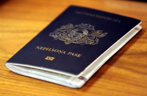 Публицист: “идеальная” Латвия к 100-летию отменила бы неграждан