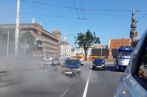 На Каменном мосту загорелся автомобиль