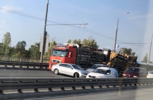 На Островном мосту из-за аварии образуется затор