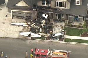 Американец врезался на самолете в свой собственный дом