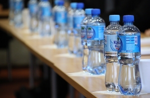 Из-за жары латвийцы раскупают всю питьевую воду