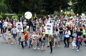 Сотни человек приняли участие в шествии в честь Дня отца