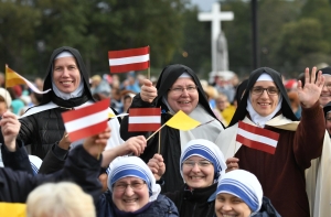 Twitter недоумевает: почему папу встречали в Латвии австрийскими флажками?!