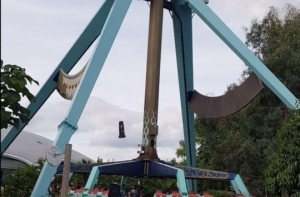 В Англии карусель с людьми стала разваливаться на ходу