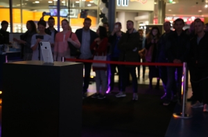 Рижане выстроились в очереди за новыми iPhone