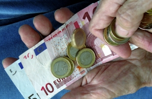 Жительница Латвии: работаю 35 лет, пенсия 225 евро - это нормально?