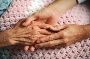 Соцработникам могут поднять зарплаты на 136 евро