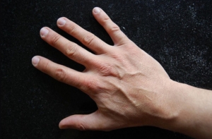 Во Франции впервые арестовали мужчину, шлепнувшего женщину по ягодицам