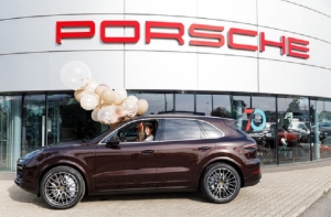 Алене Остапенко подарили новый Porsche Cayenne Turbo