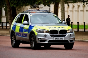 В Лондоне автомобиль въехал в толпу: три человека ранены