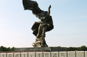 Мелбарде: снос памятника Победы не связан с процессами интеграции