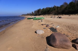 Палочки для ушей и окурки: за 7 лет латвийские пляжи стали на треть грязнее
