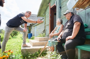 Бондарс: жителям села некогда жаловаться, у них полно работы